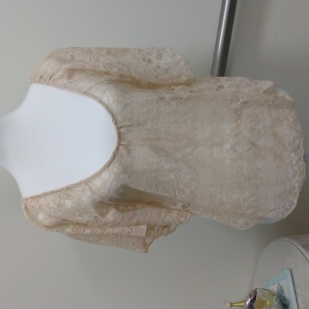 Body Central medium lace crop with oval hem. Small EUC